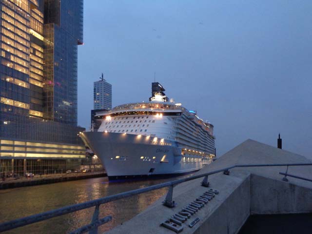 Cruiseschip ms Oasis of the Seas van Royal Caribbean Cruises Ltd. aan de Cruise Terminal Rotterdam
